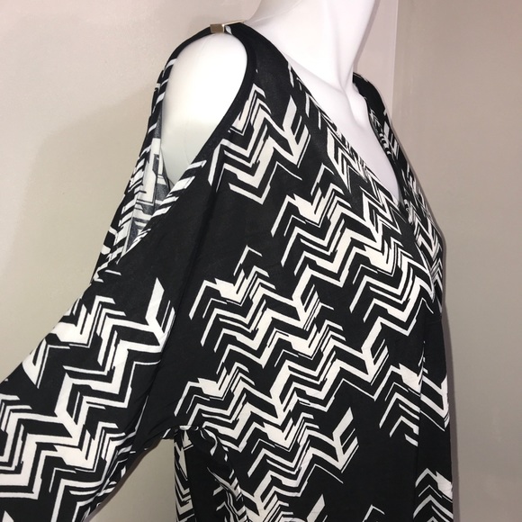 INC. B&W Prints Sleeve Cutout V-Neck Flowy Top - Picture 9 of 11